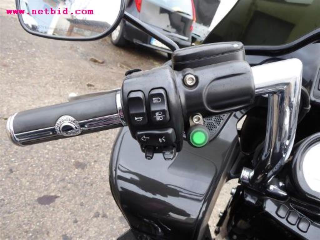 gepflegter Fuhrpark:<br>2 Porsche sowie 3 Harley Davidson-15