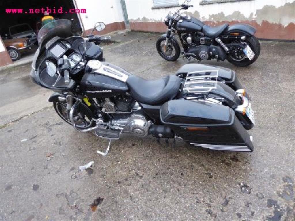 gepflegter Fuhrpark:<br>2 Porsche sowie 3 Harley Davidson-2