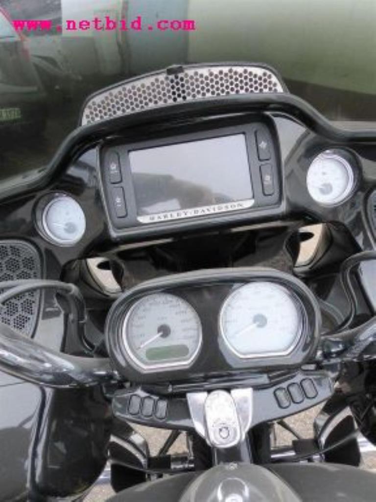 gepflegter Fuhrpark:<br>2 Porsche sowie 3 Harley Davidson-6