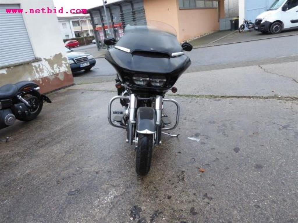gepflegter Fuhrpark:<br>2 Porsche sowie 3 Harley Davidson-9