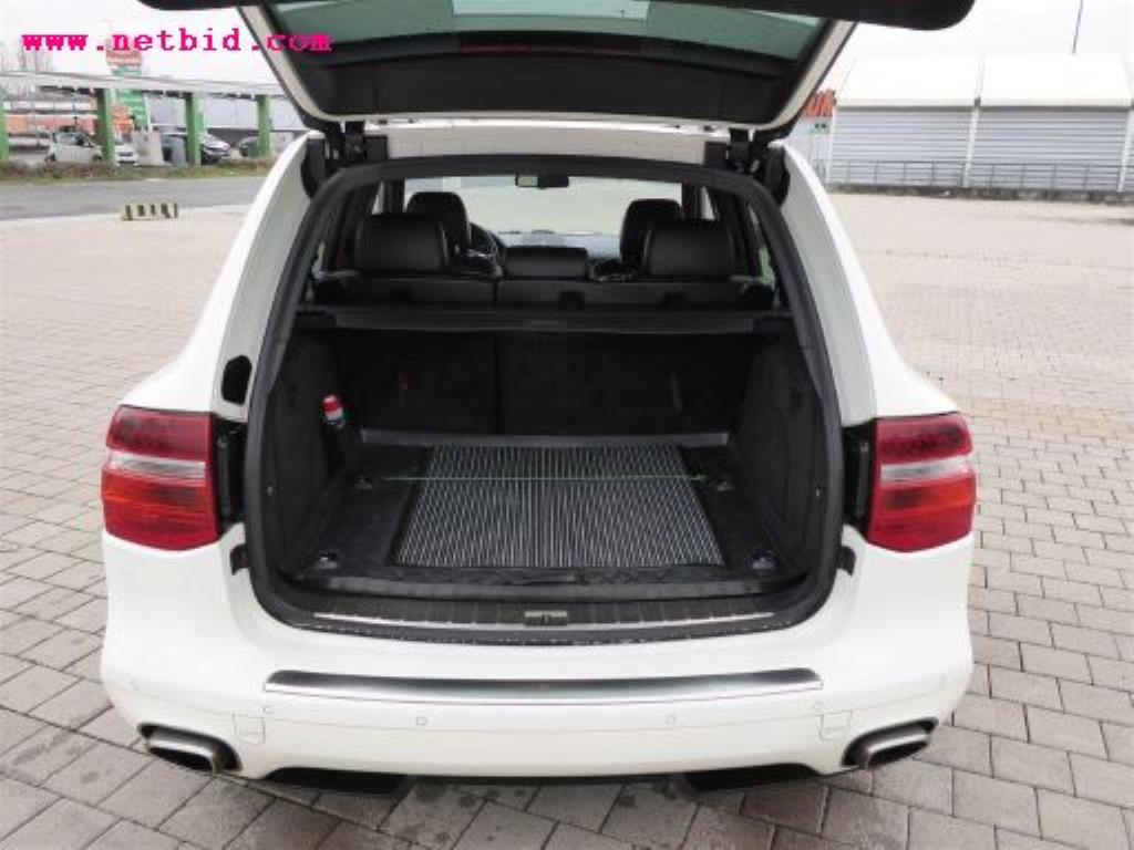 gepflegter Fuhrpark:<br>2 Porsche sowie 3 Harley Davidson-10