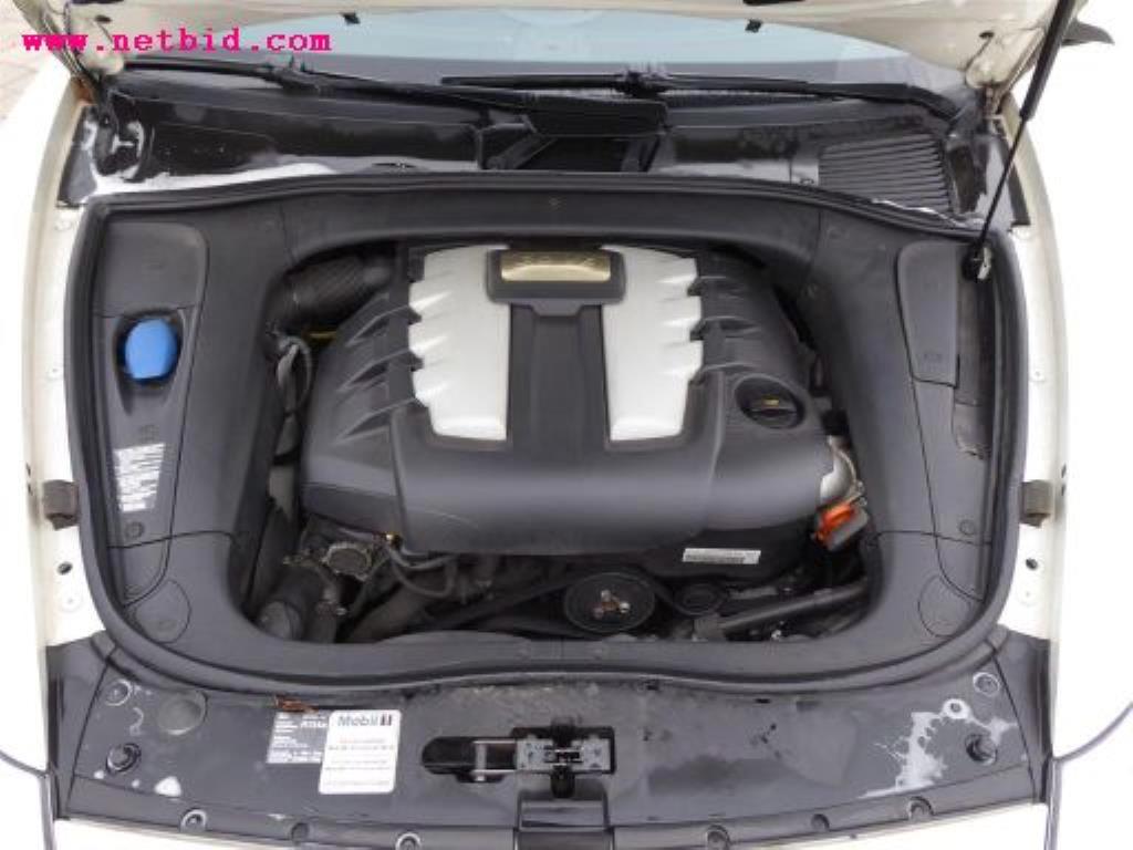 gepflegter Fuhrpark:<br>2 Porsche sowie 3 Harley Davidson-12