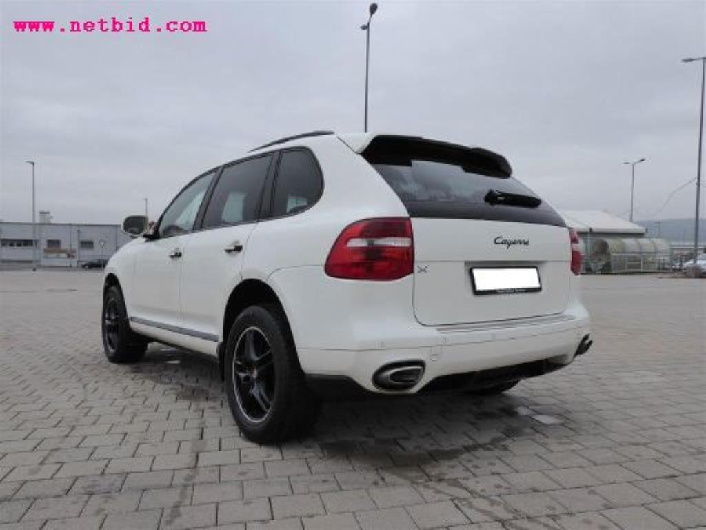 gepflegter Fuhrpark:<br>2 Porsche sowie 3 Harley Davidson-20