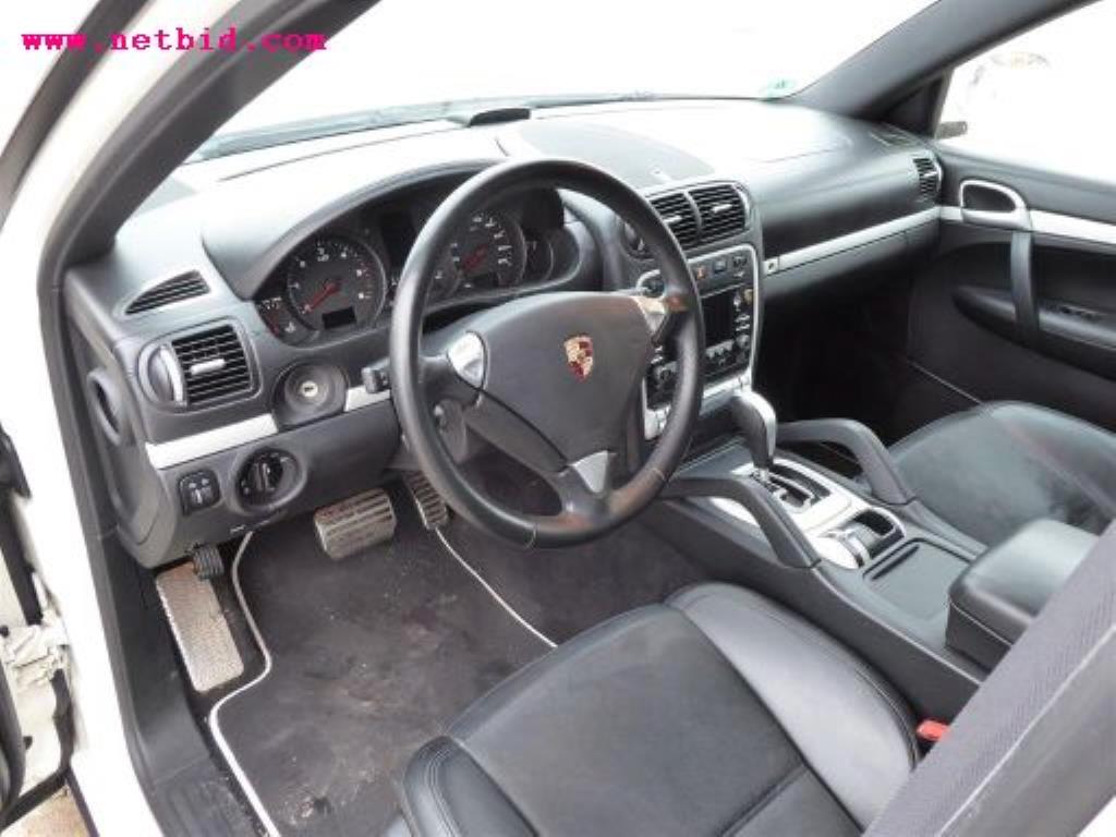 gepflegter Fuhrpark:<br>2 Porsche sowie 3 Harley Davidson-21