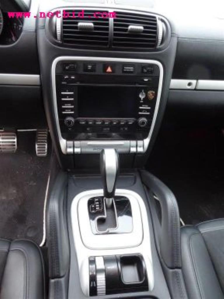 gepflegter Fuhrpark:<br>2 Porsche sowie 3 Harley Davidson-22