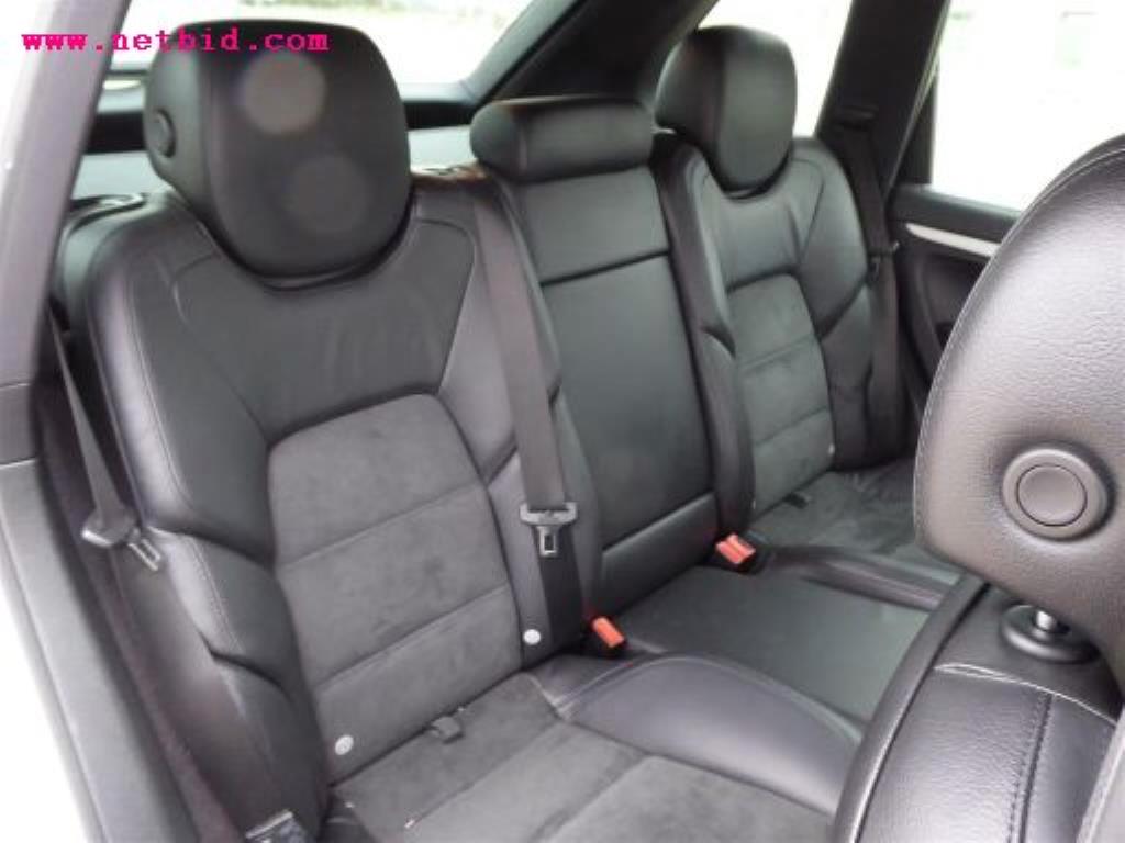 gepflegter Fuhrpark:<br>2 Porsche sowie 3 Harley Davidson-24