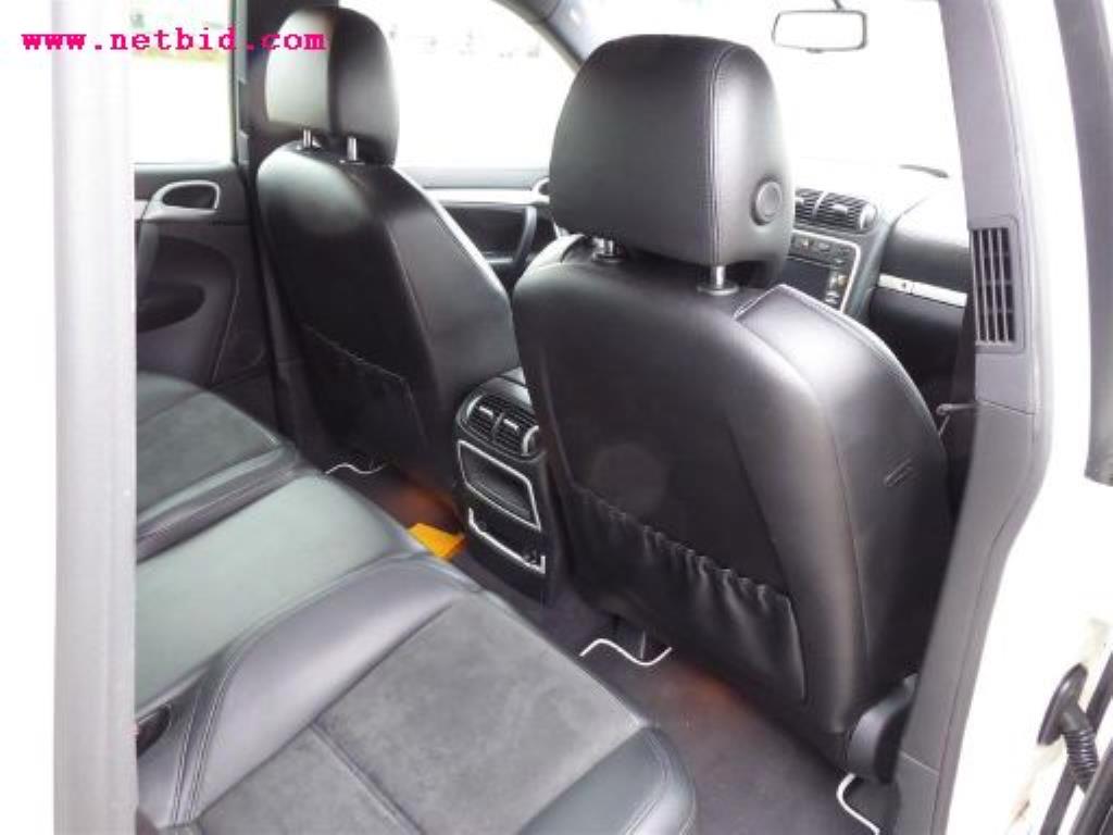 gepflegter Fuhrpark:<br>2 Porsche sowie 3 Harley Davidson-25