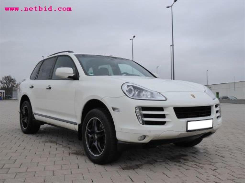 gepflegter Fuhrpark:<br>2 Porsche sowie 3 Harley Davidson-2