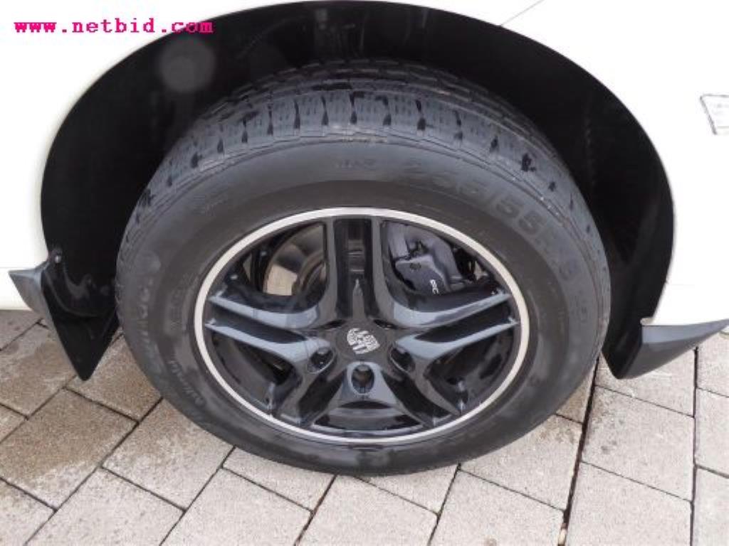 gepflegter Fuhrpark:<br>2 Porsche sowie 3 Harley Davidson-9