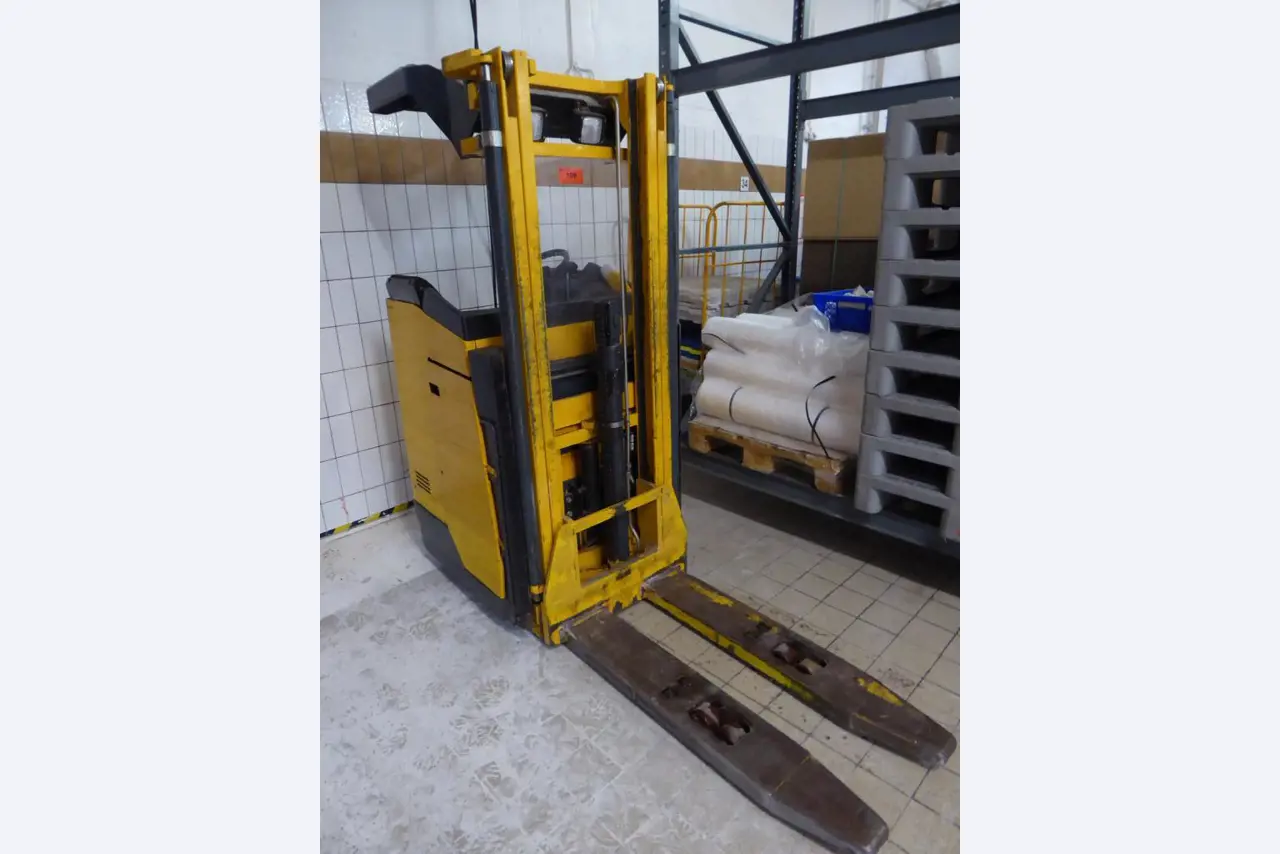 Linhas e máquinas de produção de panificação, equipamento operacional e de escritório e frota de veículos
-1