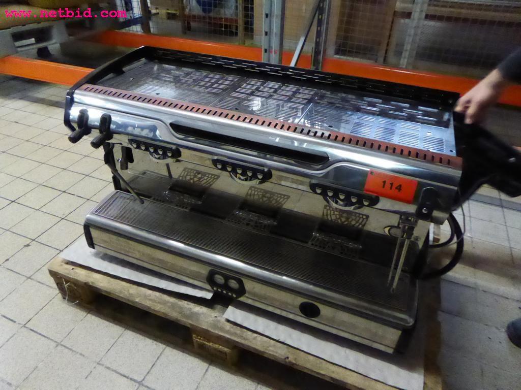 Linhas e máquinas de produção de panificação, equipamento operacional e de escritório e frota de veículos
-1