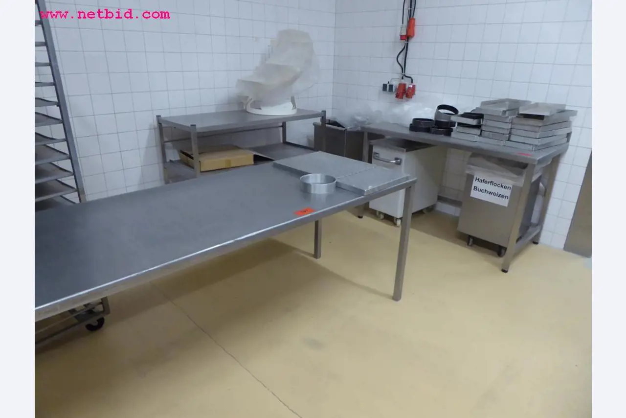 Linhas e máquinas de produção de panificação, equipamento operacional e de escritório e frota de veículos
-1