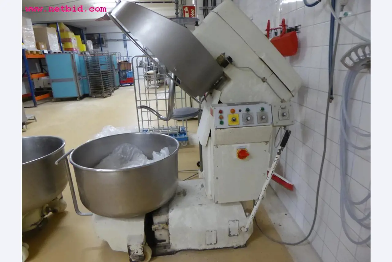 Linhas e máquinas de produção de panificação, equipamento operacional e de escritório e frota de veículos
-1