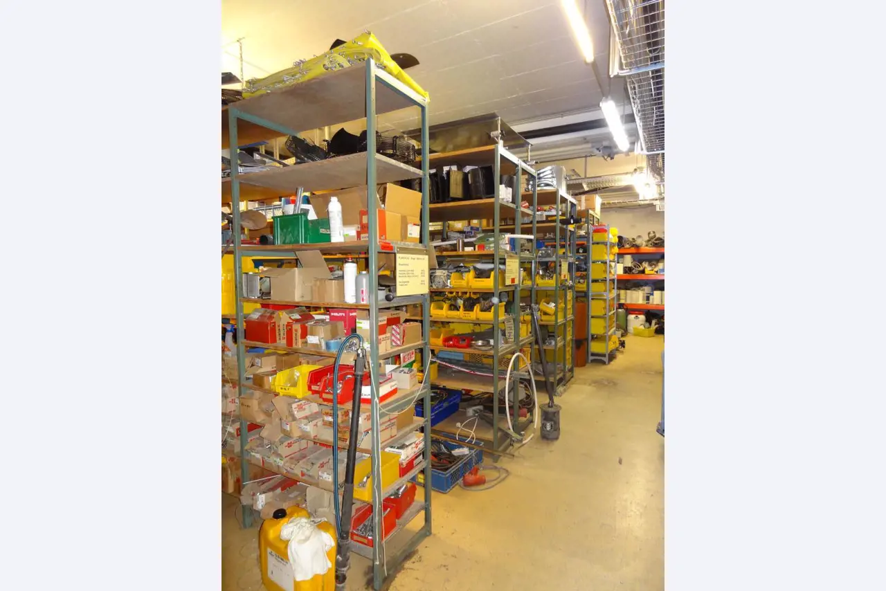 Linhas e máquinas de produção de panificação, equipamento operacional e de escritório e frota de veículos
-1