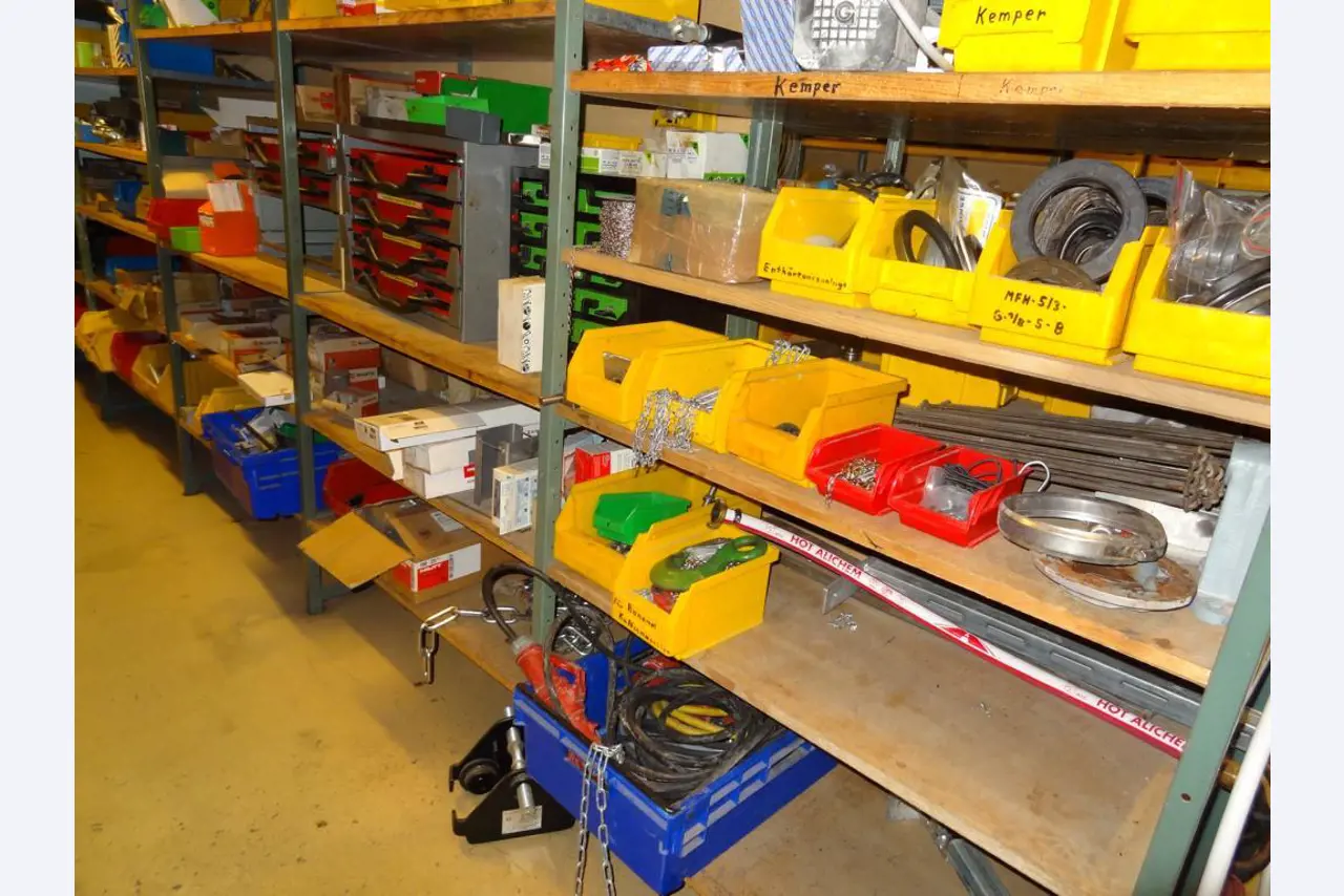 Linhas e máquinas de produção de panificação, equipamento operacional e de escritório e frota de veículos
-3