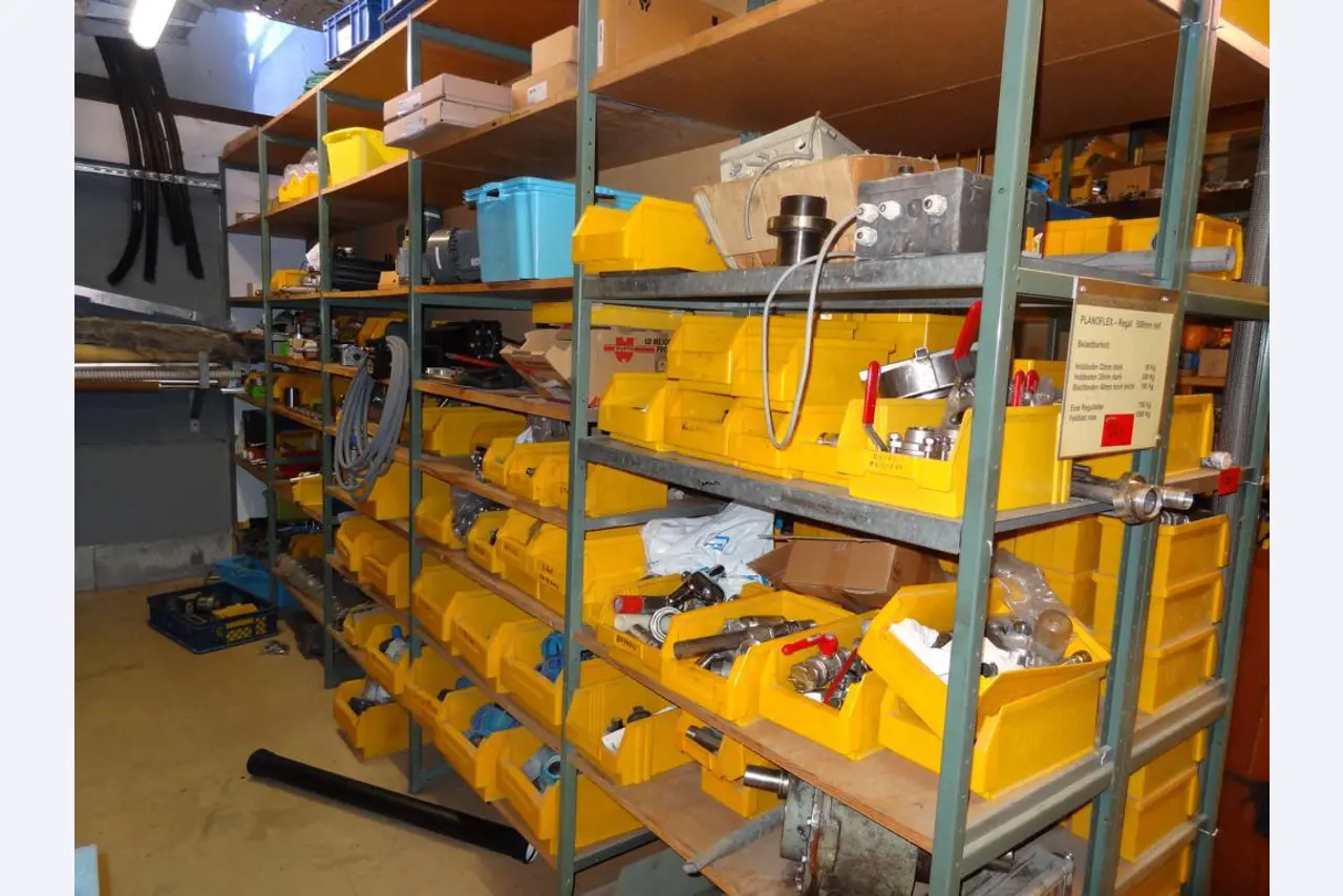 Linhas e máquinas de produção de panificação, equipamento operacional e de escritório e frota de veículos
-7