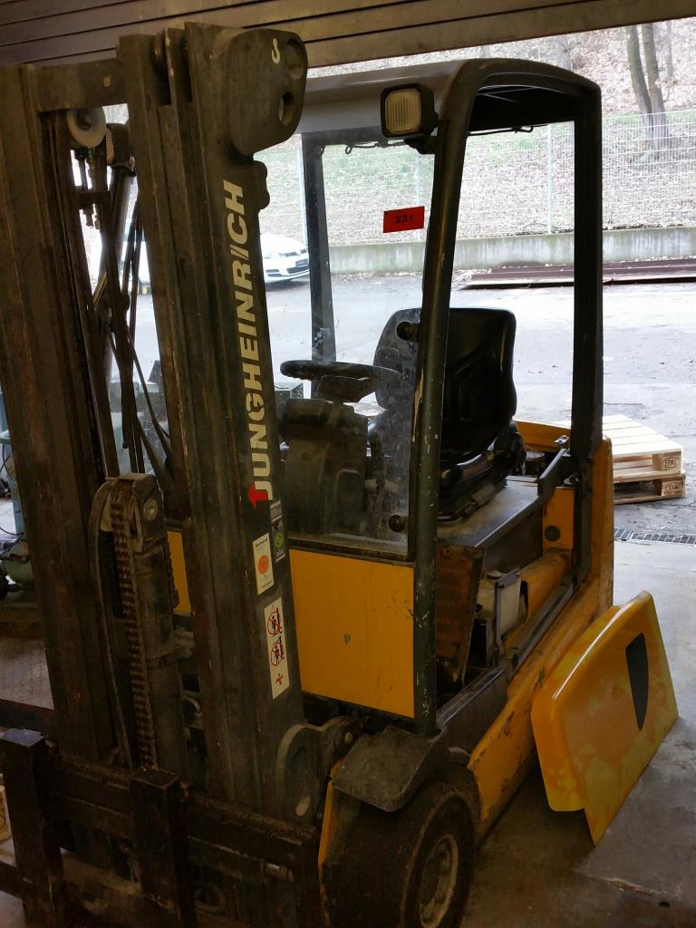 Linhas e máquinas de produção de panificação, equipamento operacional e de escritório e frota de veículos
-3