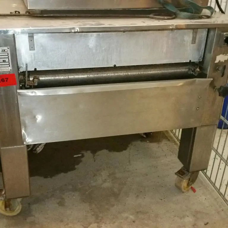 Sheet metal cleaning machine