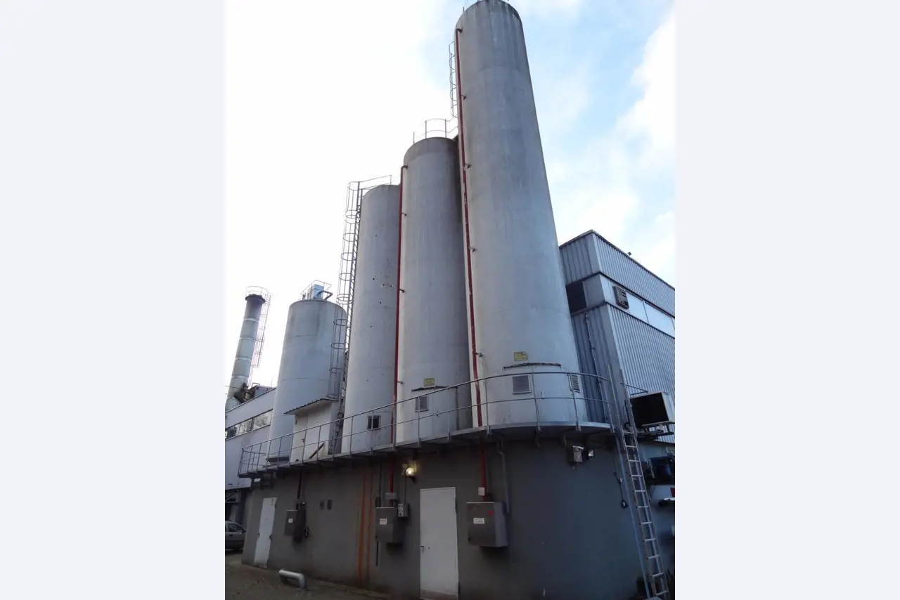 Linhas e máquinas de produção de panificação, equipamento operacional e de escritório e frota de veículos
-1