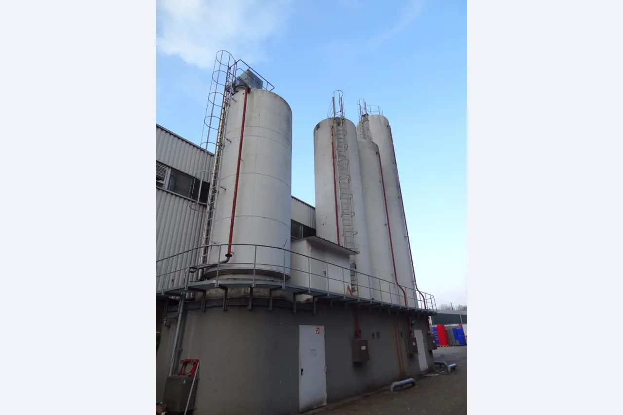 Linhas e máquinas de produção de panificação, equipamento operacional e de escritório e frota de veículos
-2