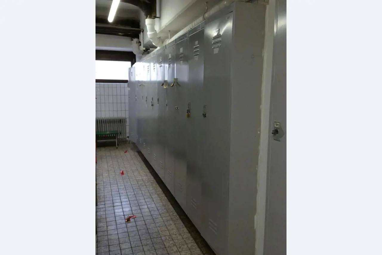 Linhas e máquinas de produção de panificação, equipamento operacional e de escritório e frota de veículos
-1