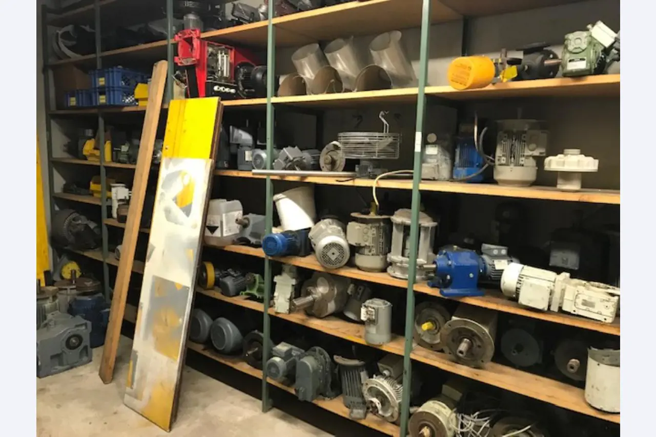 Linhas e máquinas de produção de panificação, equipamento operacional e de escritório e frota de veículos
-3