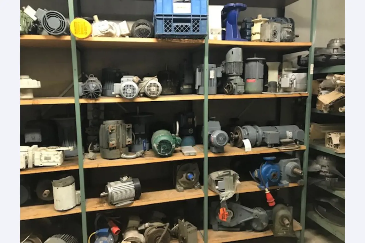 Linhas e máquinas de produção de panificação, equipamento operacional e de escritório e frota de veículos
-4