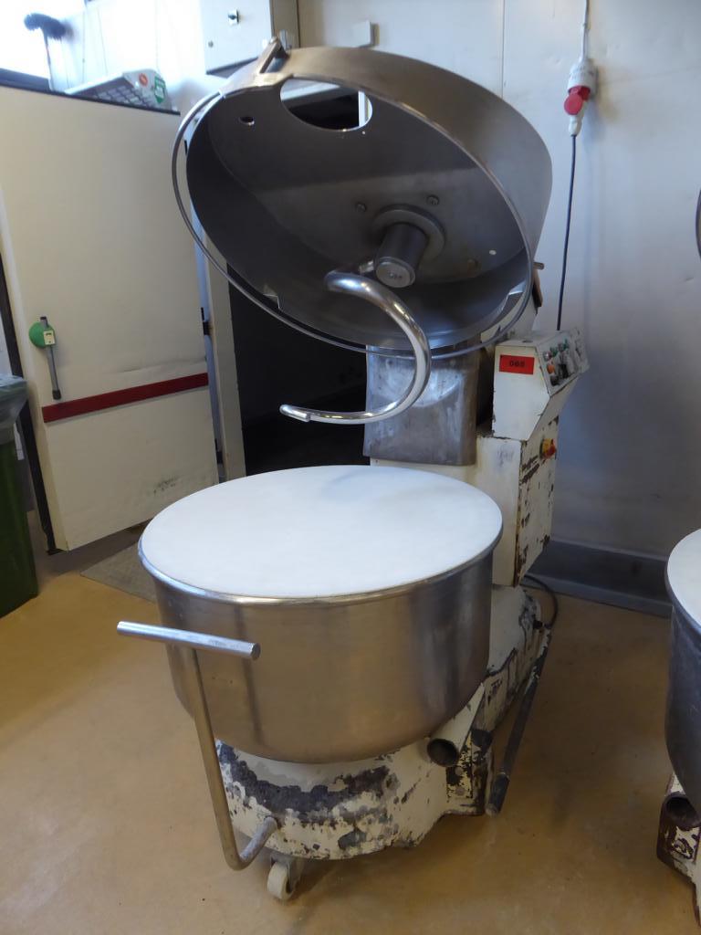 Linhas e máquinas de produção de panificação, equipamento operacional e de escritório e frota de veículos
-1