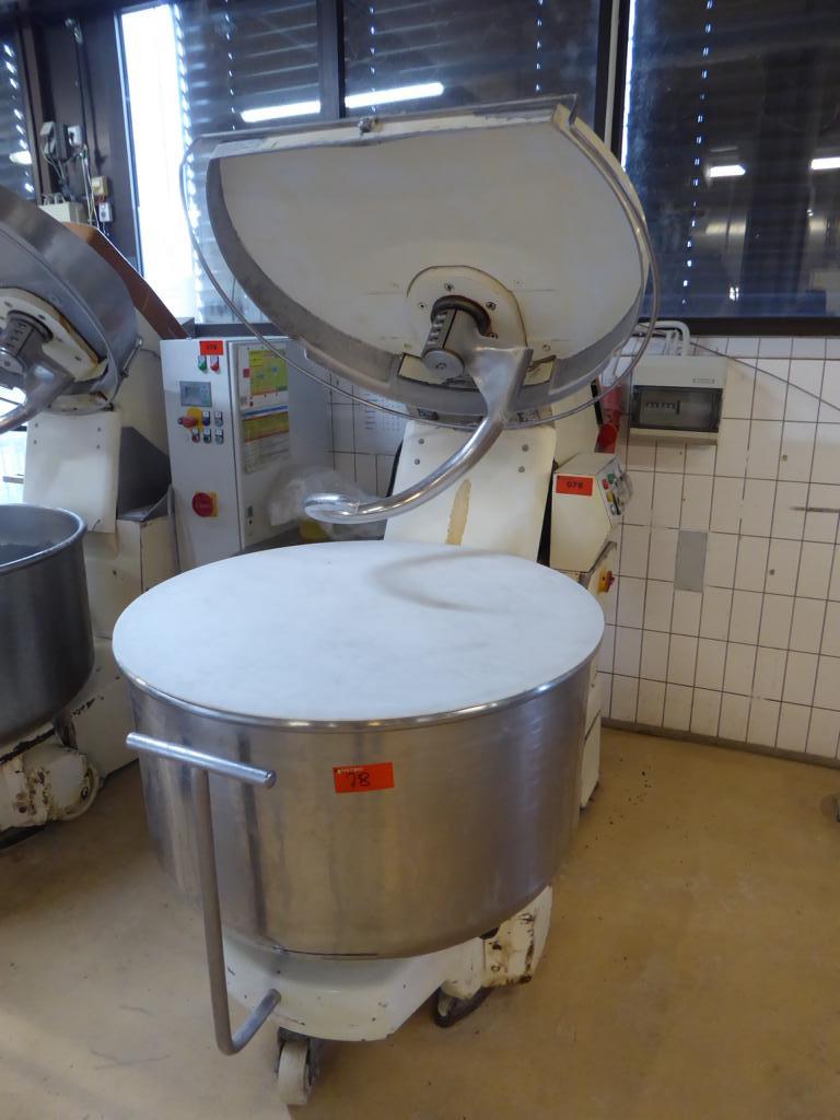 Linhas e máquinas de produção de panificação, equipamento operacional e de escritório e frota de veículos
-1