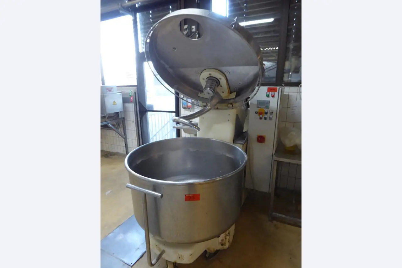Linhas e máquinas de produção de panificação, equipamento operacional e de escritório e frota de veículos
-1
