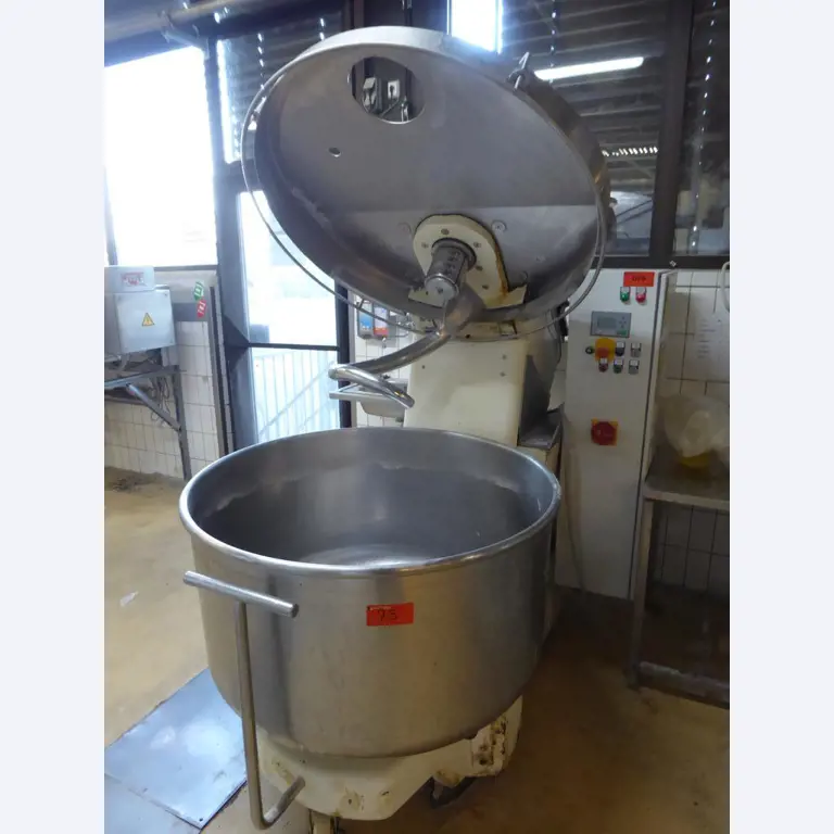 Linhas e máquinas de produção de panificação, equipamento operacional e de escritório e frota de veículos
-1
