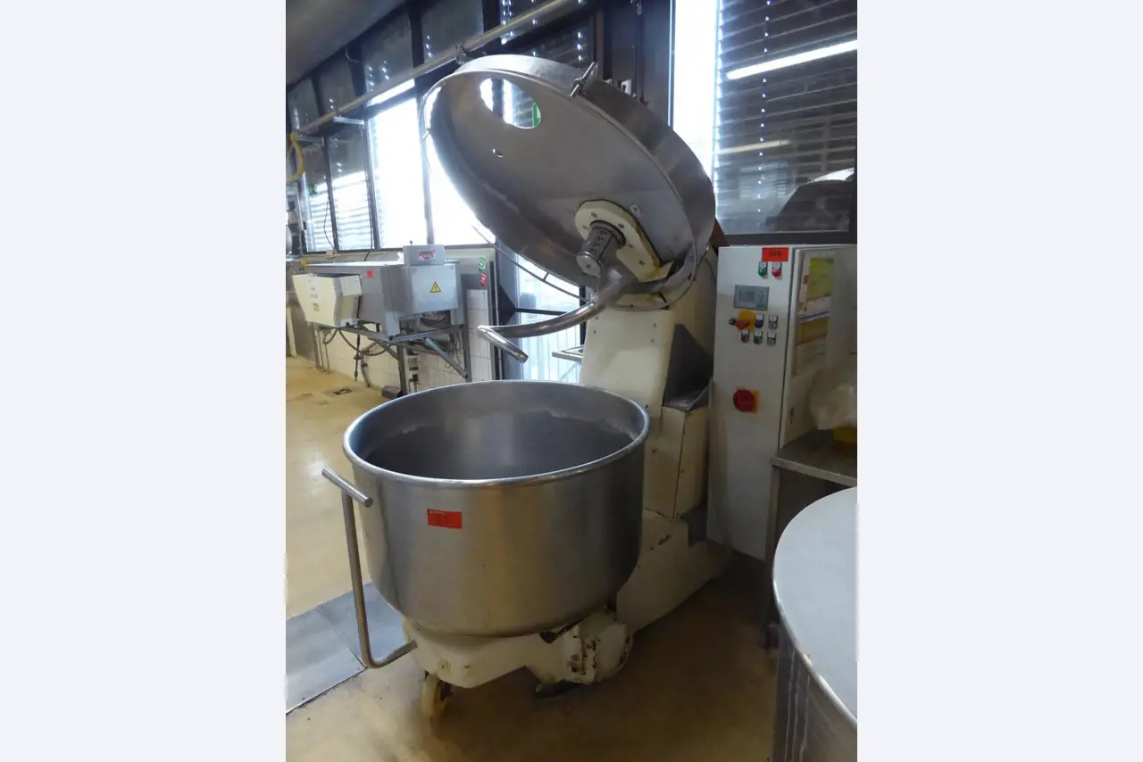 Linhas e máquinas de produção de panificação, equipamento operacional e de escritório e frota de veículos
-2