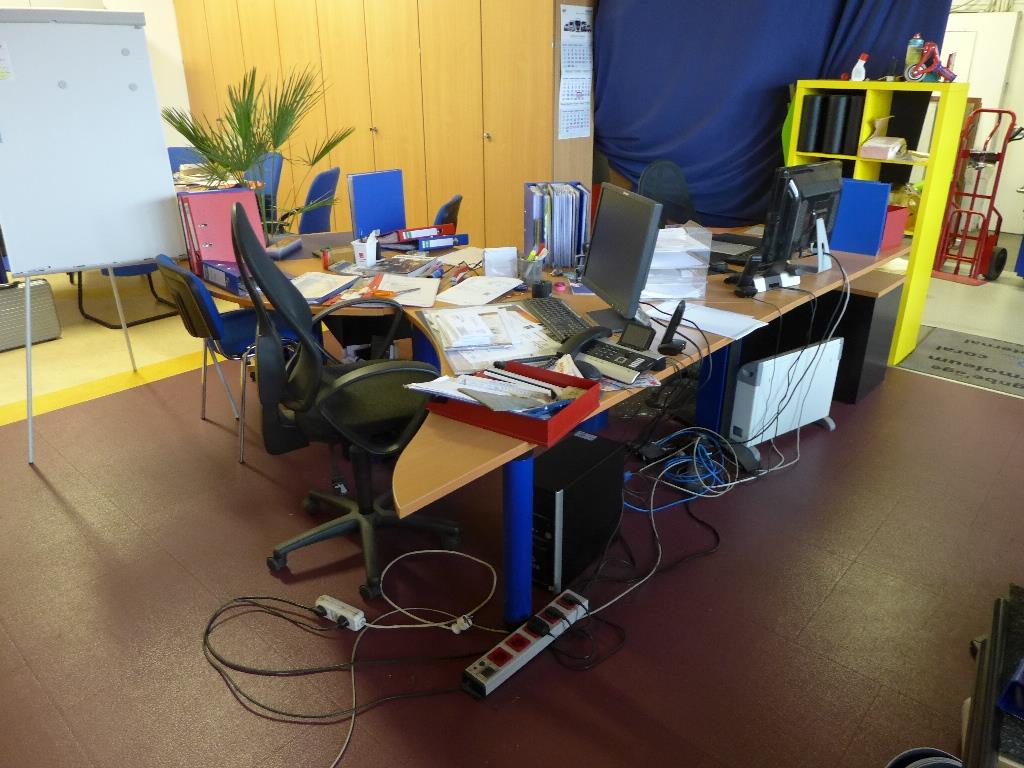 Maschinen zur Herstellung von Möbeln, div. Fertigmöbel und Büros -1