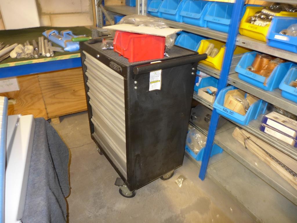 Maschinen zur Herstellung von Möbeln, div. Fertigmöbel und Büros -5