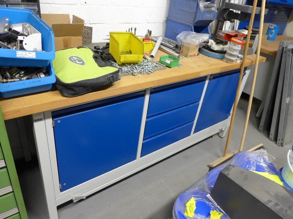 Maschinen zur Herstellung von Möbeln, div. Fertigmöbel und Büros -7