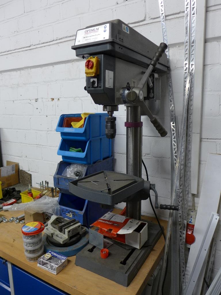 Maschinen zur Herstellung von Möbeln, div. Fertigmöbel und Büros -8