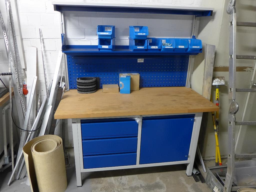 Maschinen zur Herstellung von Möbeln, div. Fertigmöbel und Büros -9