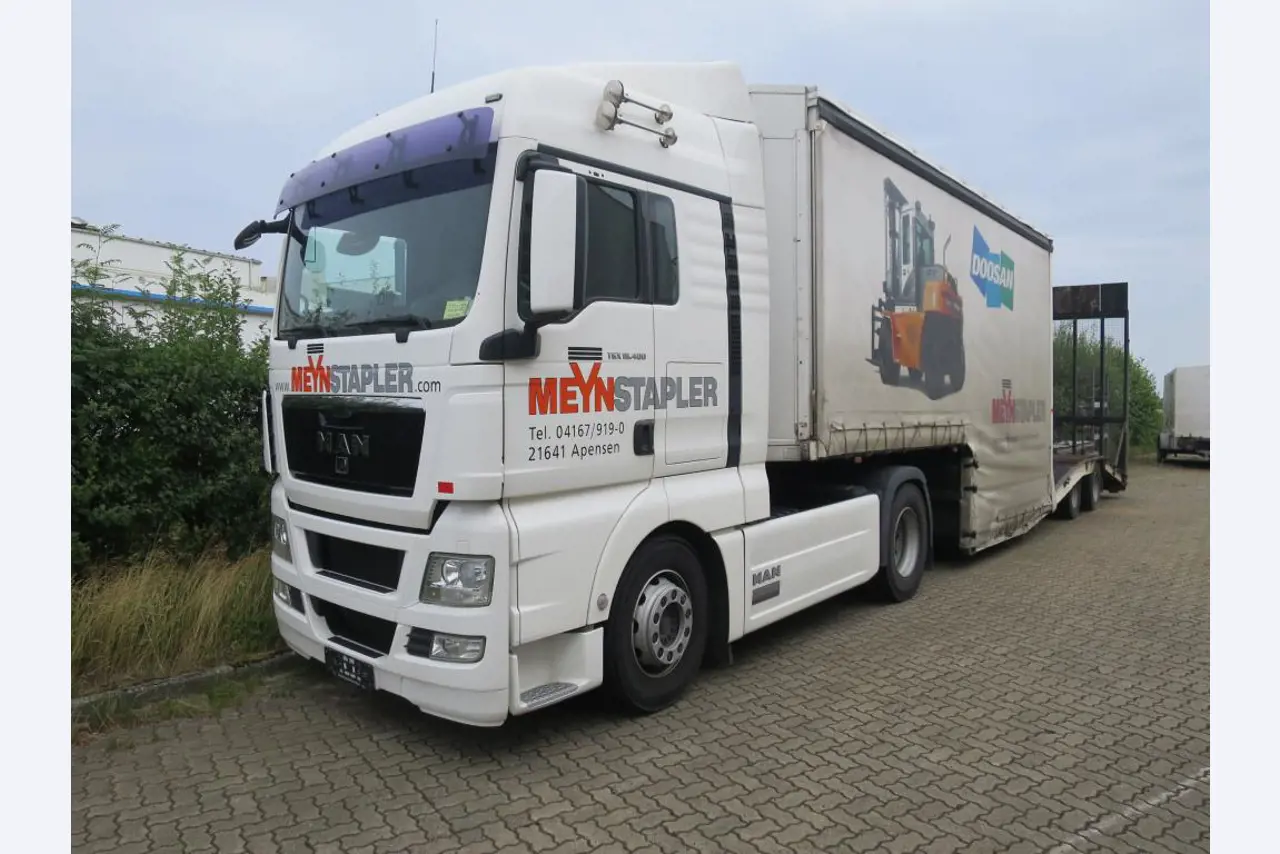 forklift trucks and car pool<br>-3