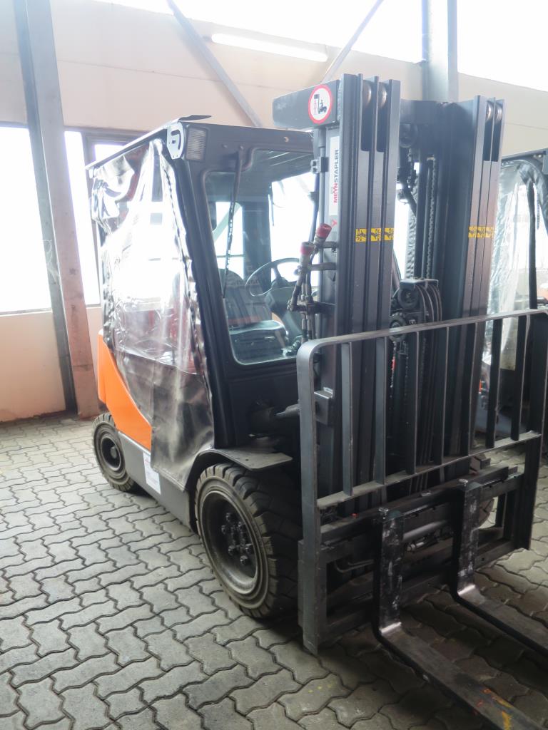 forklift trucks and car pool<br>-1