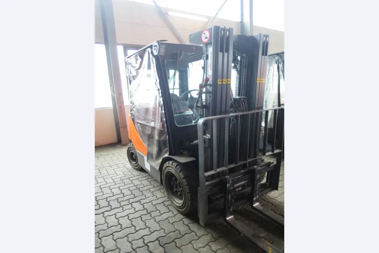 forklift trucks and car pool<br>-1