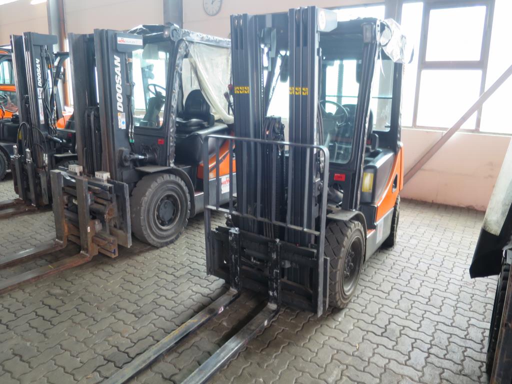 forklift trucks and car pool<br>-2