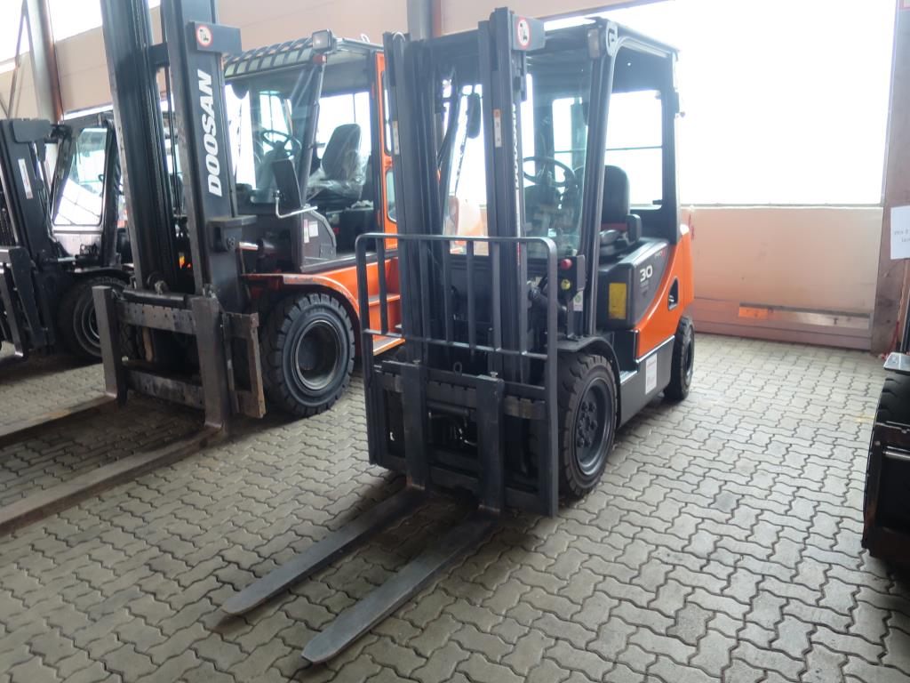 forklift trucks and car pool<br>-1