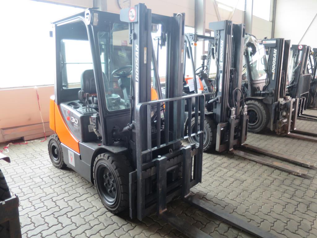 forklift trucks and car pool<br>-2