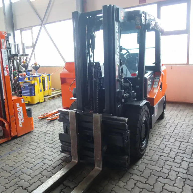 Diesel forklift truck (D9073) Doosan D40SC-5 (ink. A9075)