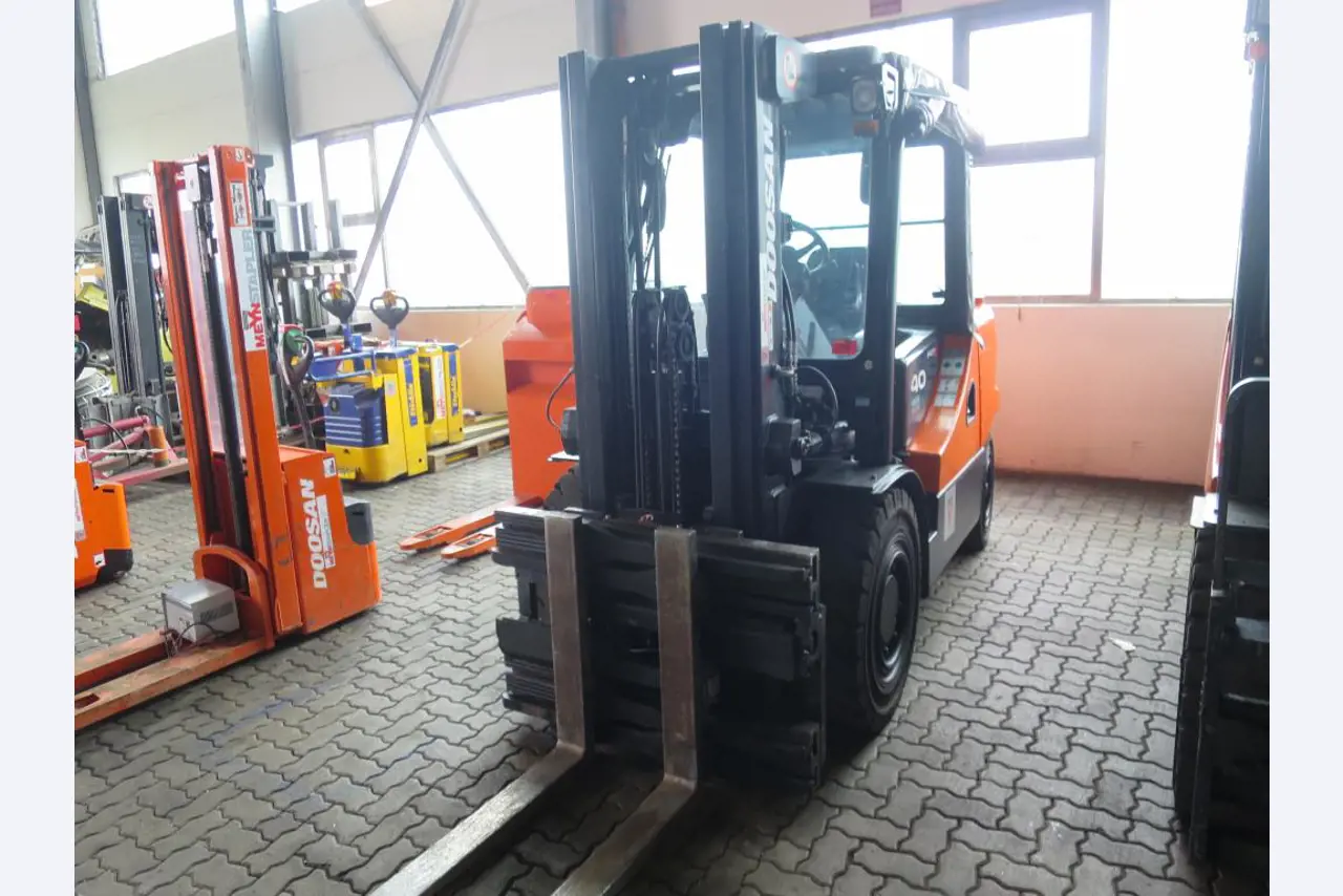 forklift trucks and car pool<br>-1