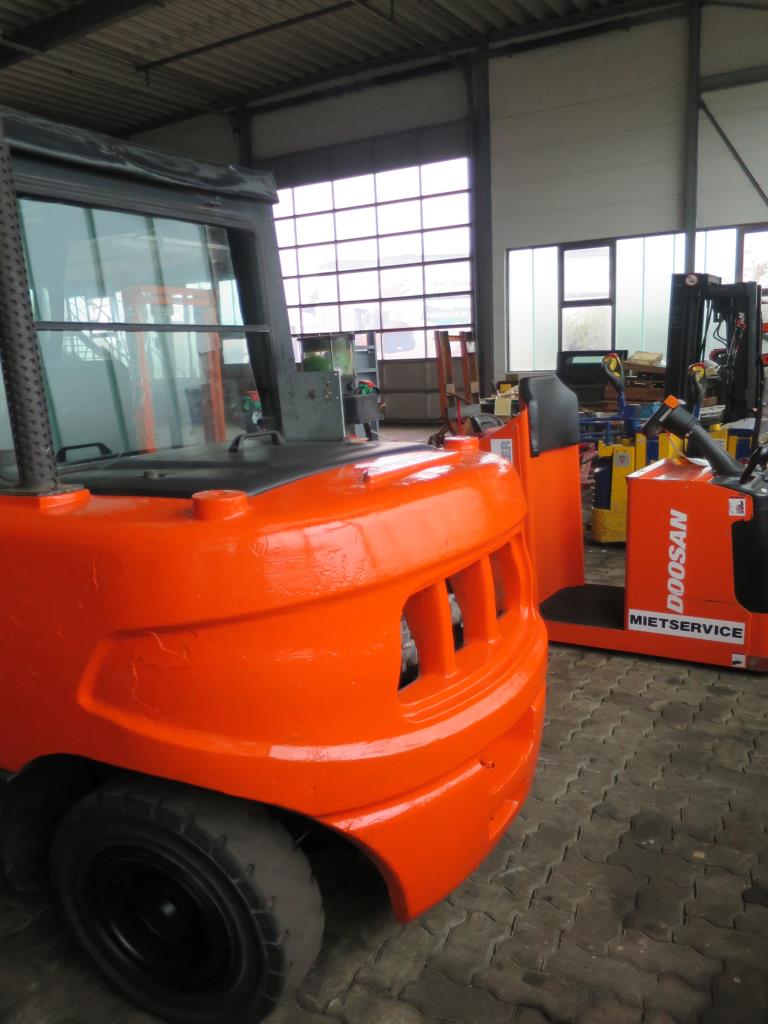 forklift trucks and car pool<br>-4