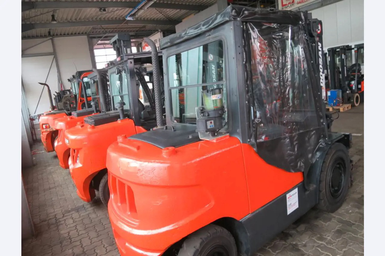 forklift trucks and car pool<br>-6