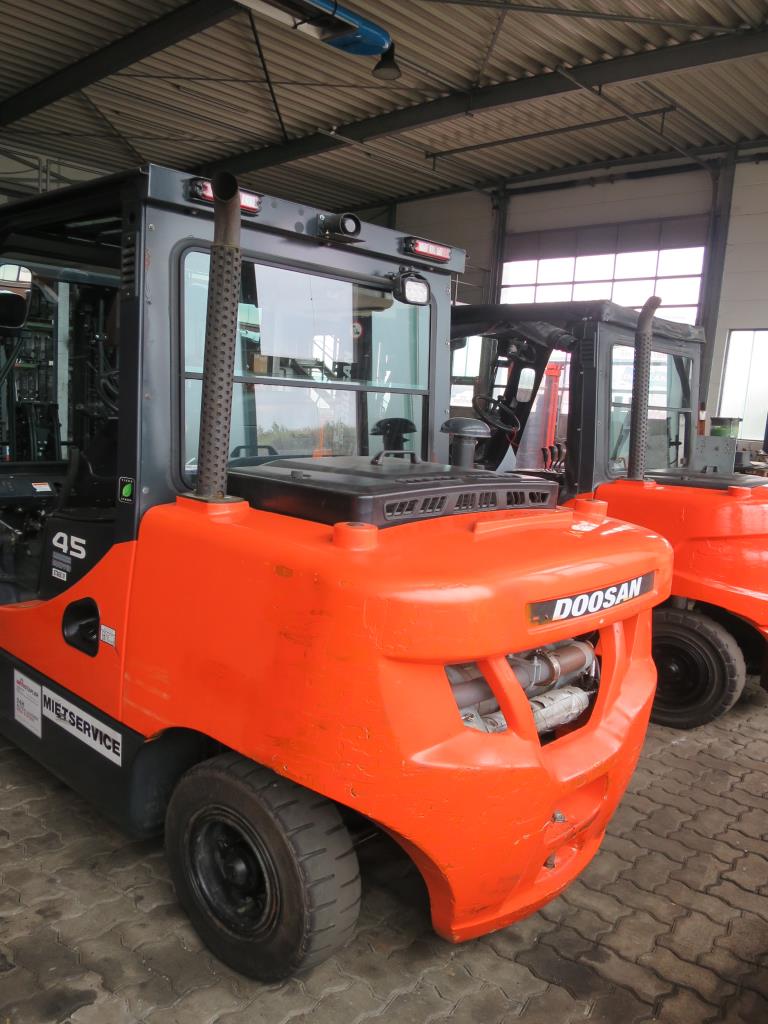 forklift trucks and car pool<br>-4