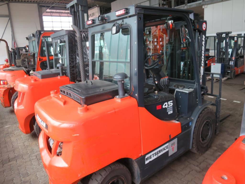 forklift trucks and car pool<br>-5