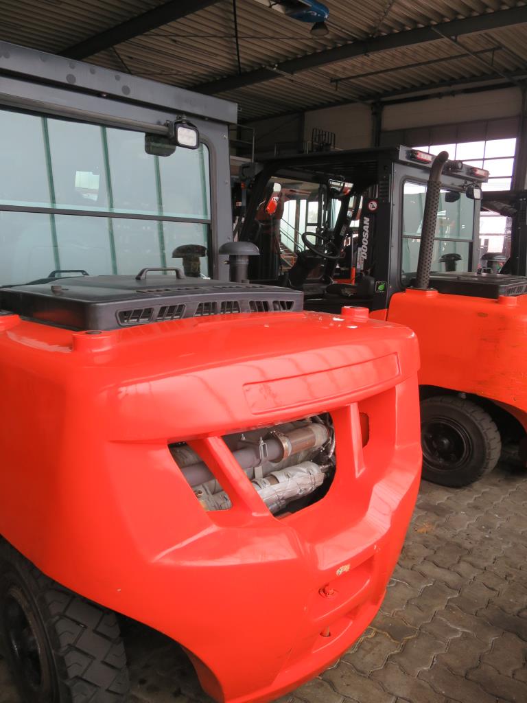 forklift trucks and car pool<br>-6